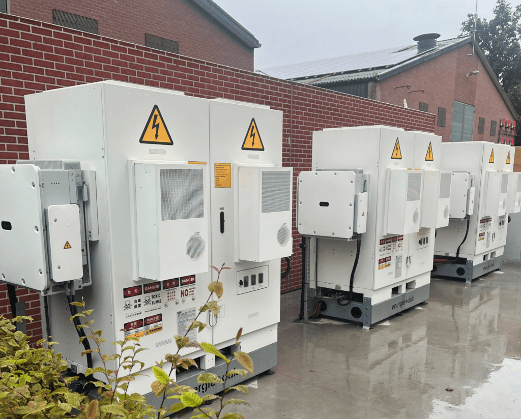 Batterijsystemen van energie+ufak opgesteld op een bedrijfslocatie — aangestuurd door Covolt voor onbalans- en day-ahead handel